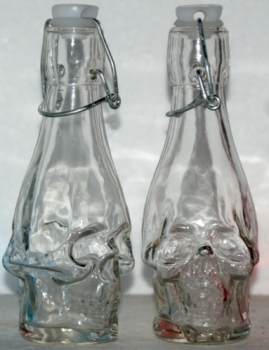 Totenkopfflasche mit zwei Gesichtern, Bügelflasche, Motivflasche, ca. 150 mL