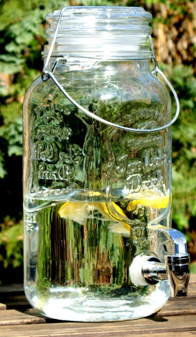 INTIRILIFE Getränkespender 4 Liter aus Glas mit Zapfhahn und Gestell - 17 x  41.5 cm - Wasserspender Saftspender Limonadenspender Glasbehälter für